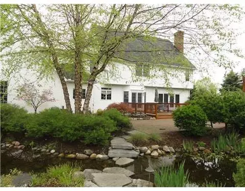 5847 Fox Run Dr, Saline, MI 48176 photo 2