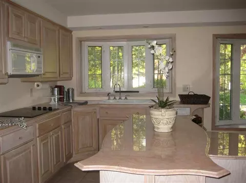 2214 Devonshire Rd, Ann Arbor, MI 48104 photo 5