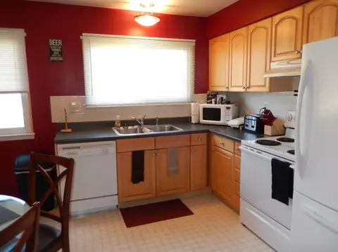 43538 Champlain Ct, Canton, MI 48188 photo 2