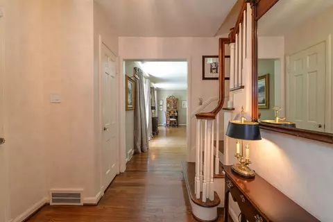 2211 Devonshire Rd, Ann Arbor, MI 48104 photo 6