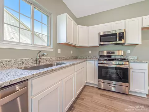 24092 Hemlock Dr, Flat Rock, MI 48134 photo 6