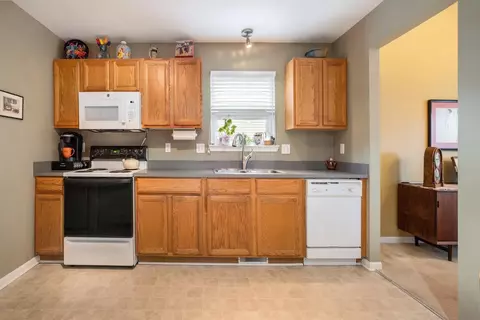 2096 Red Maple Ln, Commerce Twp, MI 48390 photo 7