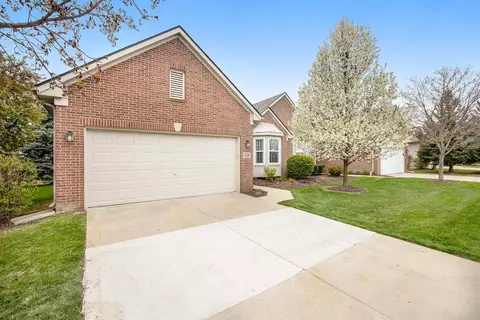 2096 Red Maple Ln, Commerce Twp, MI 48390 photo 2