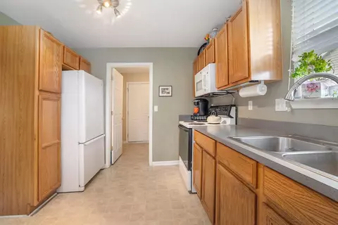 2096 Red Maple Ln, Commerce Twp, MI 48390 photo 10
