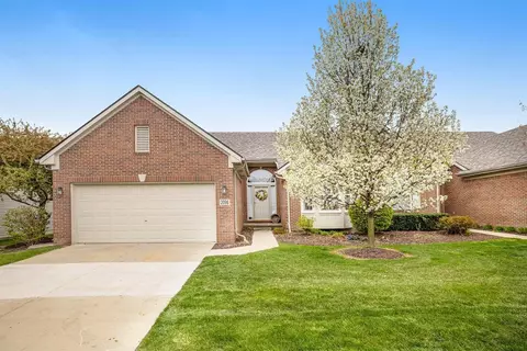 2096 Red Maple Ln, Commerce Twp, MI 48390 photo 1