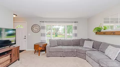 55 Tower Dr, Saline, MI 48176 photo 7