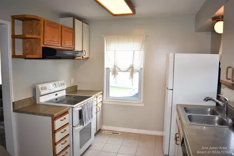401 Everett St, Milan, MI 48160 photo 9