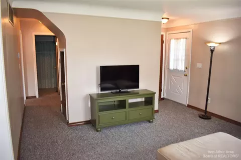 401 Everett St, Milan, MI 48160 photo 4