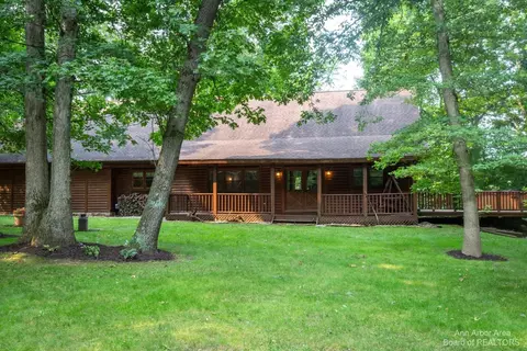 2134 Fox Ridge Dr, Howell, MI 48843 photo 1