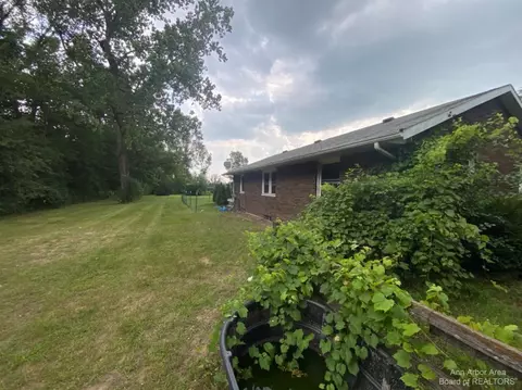 447 W Willis Rd, Saline, MI 48176 photo 3
