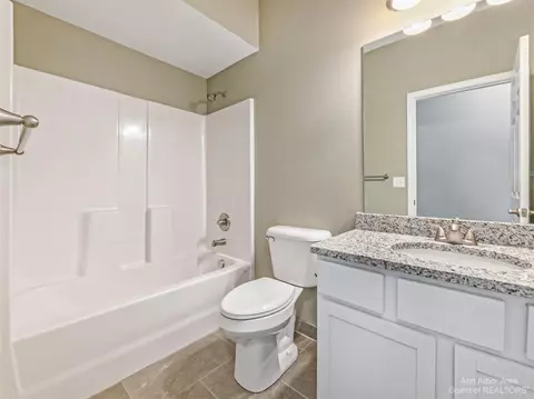24101 Hemlock Dr, Flat Rock, MI 48134 photo 9