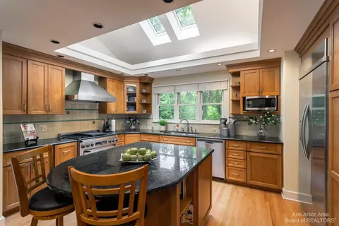 2475 Devonshire Rd, Ann Arbor, MI 48104 photo 4