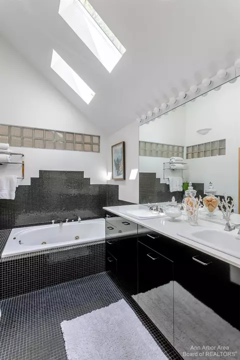 2475 Devonshire Rd, Ann Arbor, MI 48104 photo 21