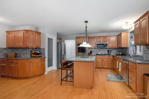 490 Canberra Ct, Saline, MI 48176 photo 7
