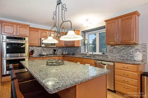 490 Canberra Ct, Saline, MI 48176 photo 8