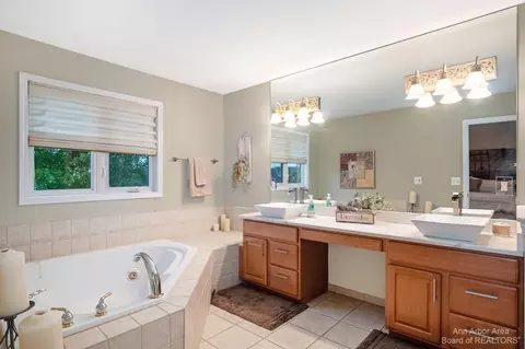 490 Canberra Ct, Saline, MI 48176 photo 32