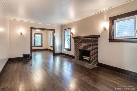1437 E Park Pl, Ann Arbor, MI 48104 photo 2
