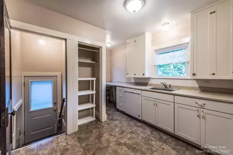 1437 E Park Pl, Ann Arbor, MI 48104 photo 5