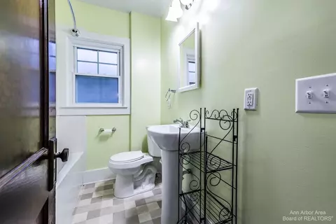 1437 E Park Pl, Ann Arbor, MI 48104 photo 17