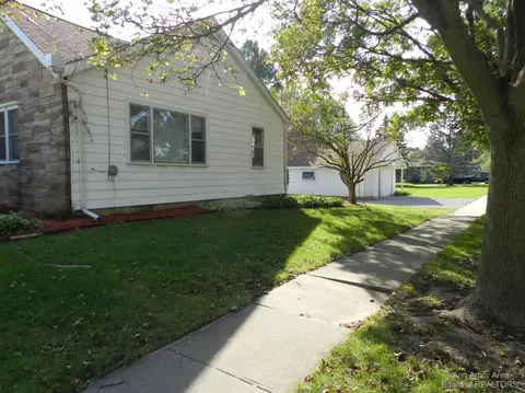 904 State St, Adrian, MI 49221 photo 3