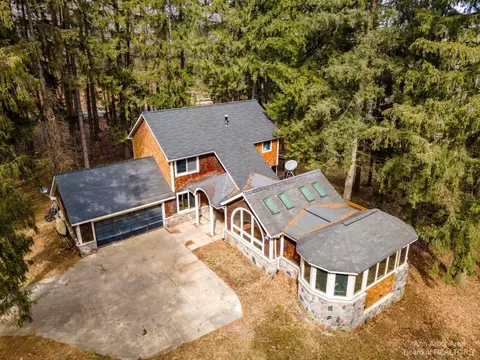 20535 Hidden Lake Dr, Gregory, MI 48137 photo 2