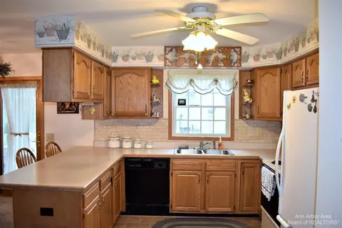 464 Cass St, Dundee, MI 48131 photo 11