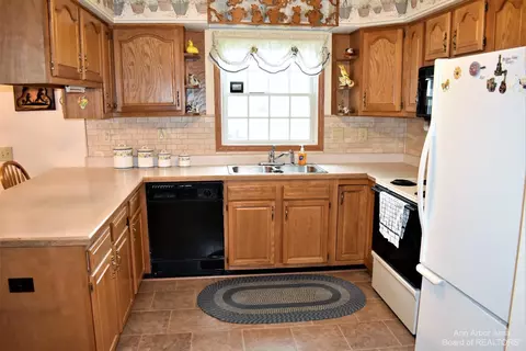 464 Cass St, Dundee, MI 48131 photo 9