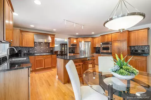 2565 Bedford Rd, Ann Arbor, MI 48104 photo 22