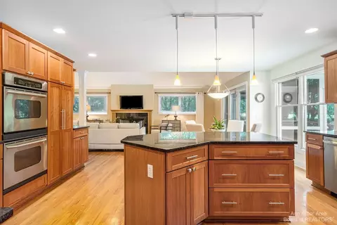 2565 Bedford Rd, Ann Arbor, MI 48104 photo 23
