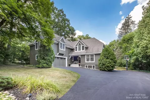 2565 Bedford Rd, Ann Arbor, MI 48104 photo 2