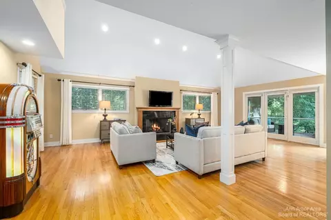 2565 Bedford Rd, Ann Arbor, MI 48104 photo 25