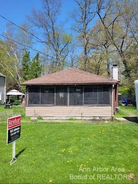 1153 Chemung Dr, Howell, MI 48843