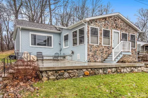 1015 Guinan Dr, Chelsea, MI 48118