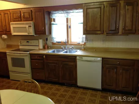433 W Empire, Ishpeming, MI 49849 photo 2