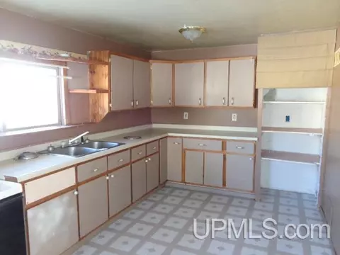 103 New York, Ishpeming, MI 49849 photo 6