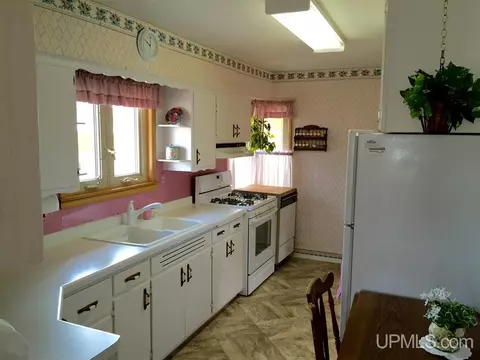2016 Jackson, Ishpeming, MI 49849 photo 2
