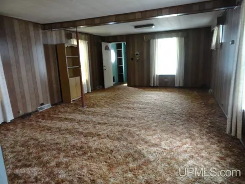 307 E Onota, Munising, MI 49862 photo 2