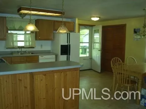 14 Mapleview, Gladstone, MI 49837 photo 3