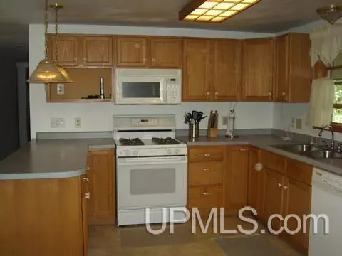 14 Mapleview, Gladstone, MI 49837 photo 2