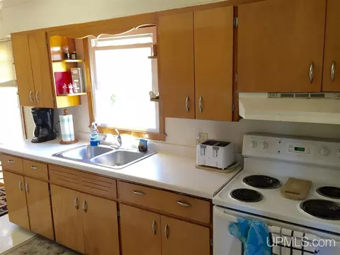 838 Palms, Ishpeming, MI 49849 photo 2