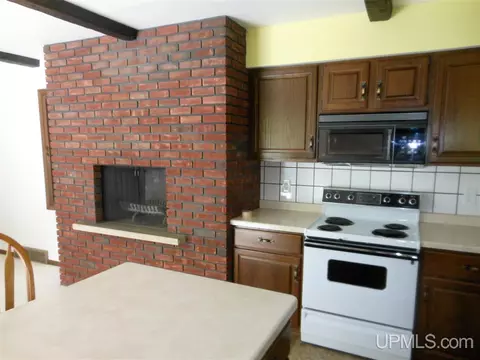 931 E, Iron Mountain, MI 49801 photo 5