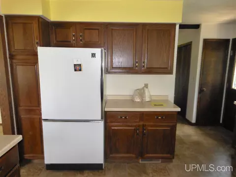 931 E, Iron Mountain, MI 49801 photo 6
