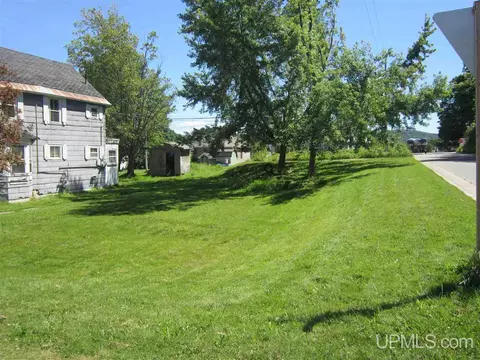 215 Hemlock, Munising, MI 49862 photo 23