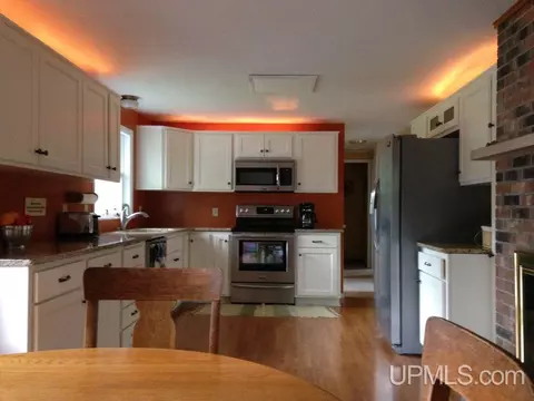 4843 Danforth, Escanaba, MI 49829 photo 2