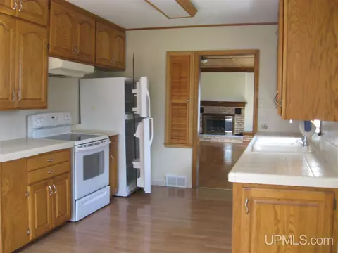 1100 S 11th, Escanaba, MI 49829 photo 2