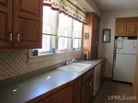316 S 3rd, Escanaba, MI 49829 photo 4