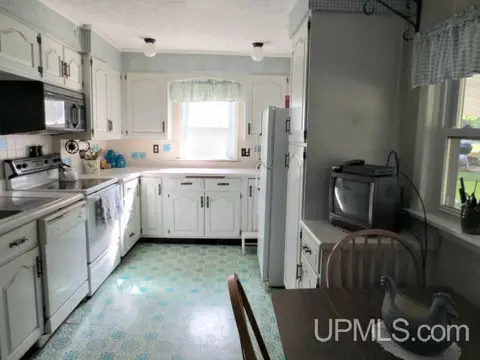 503 E A, Iron Mountain, MI 49801 photo 3