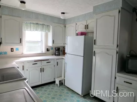 503 E A, Iron Mountain, MI 49801 photo 2