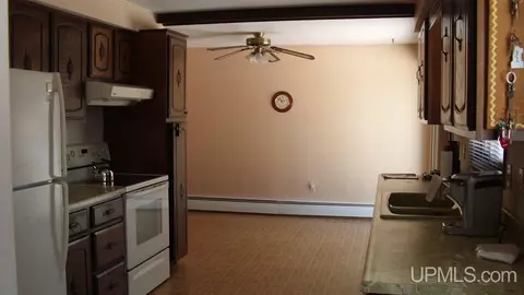 413 S 29th, Escanaba, MI 49829 photo 2