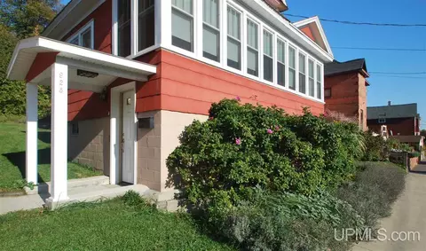 925 Summit, Hancock, MI 49930 photo 2